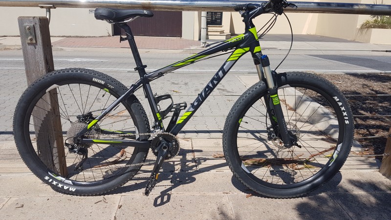 2016 Giant Talon 1 27.5 Mountain bike medium RRP $1599